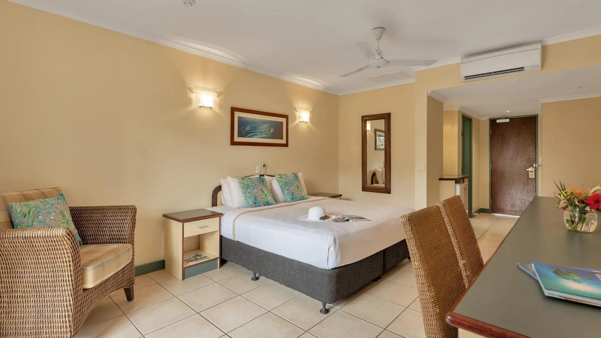 Bay Village Tropical Retreat & Apartments Cairns Aparthotel